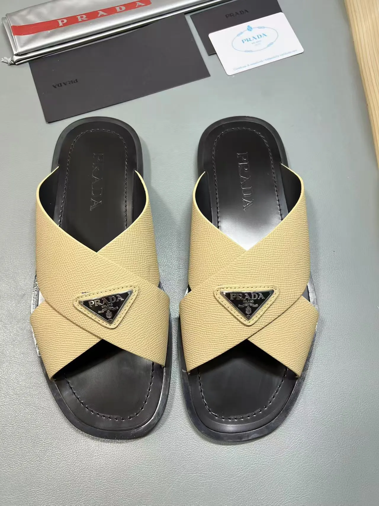 340💰PRADA Prada’s latest slippers are synchronized with the official website. This slipper is made of the brand’s unique and iconic Saffiano leather. The brand logo jumps out from the double straps, and the brand style is clearly visible. Cowhide gives men elegant charm and functional design, making it an ideal choice for vacation and leisure. Size:38-45